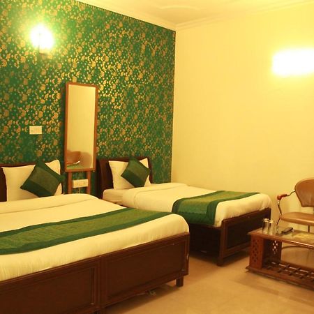 Hotel Smart Plaza Нью-Дели Экстерьер фото