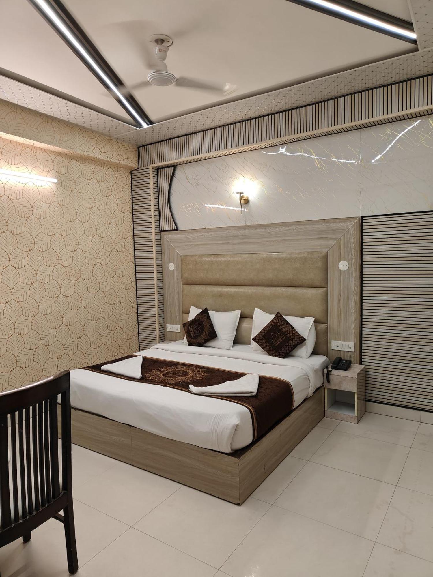 Hotel Smart Plaza Нью-Дели Экстерьер фото