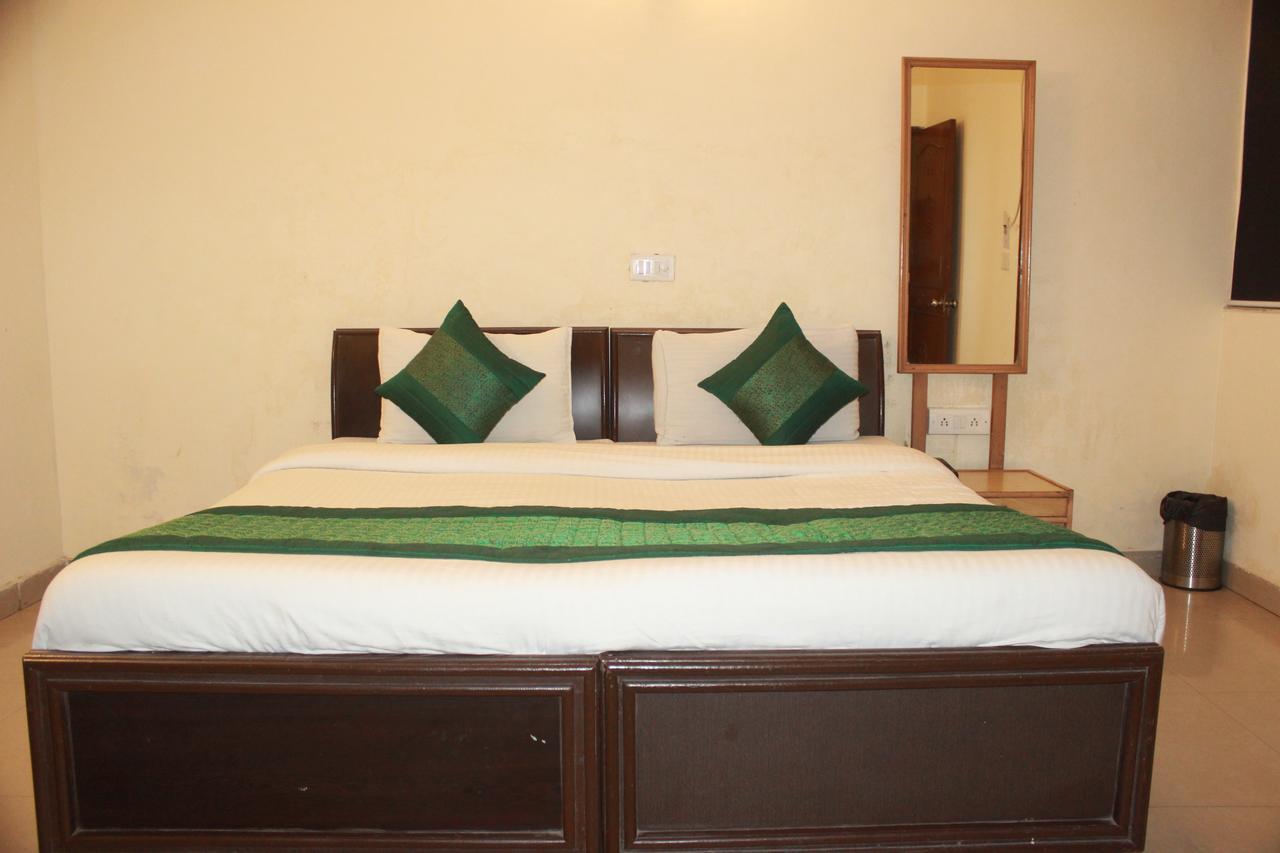 Hotel Smart Plaza Нью-Дели Экстерьер фото