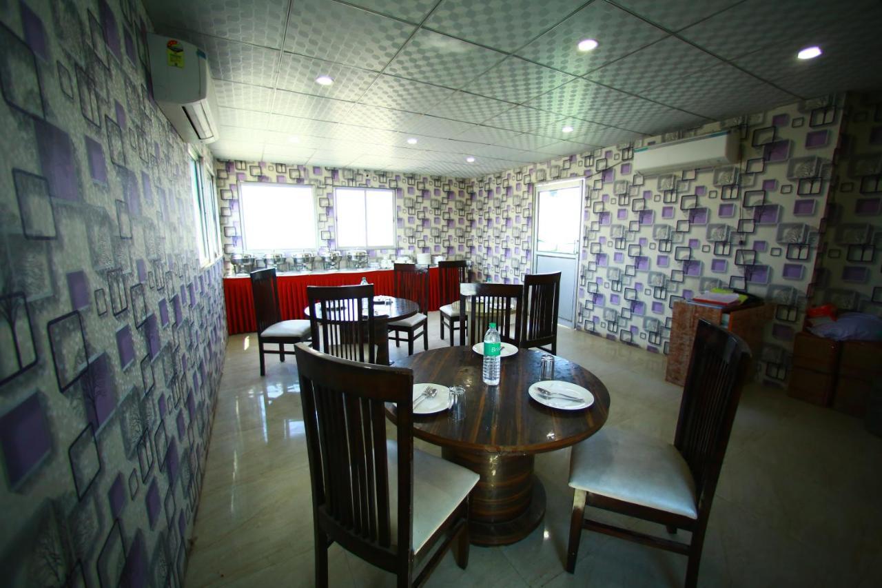 Hotel Smart Plaza Нью-Дели Экстерьер фото