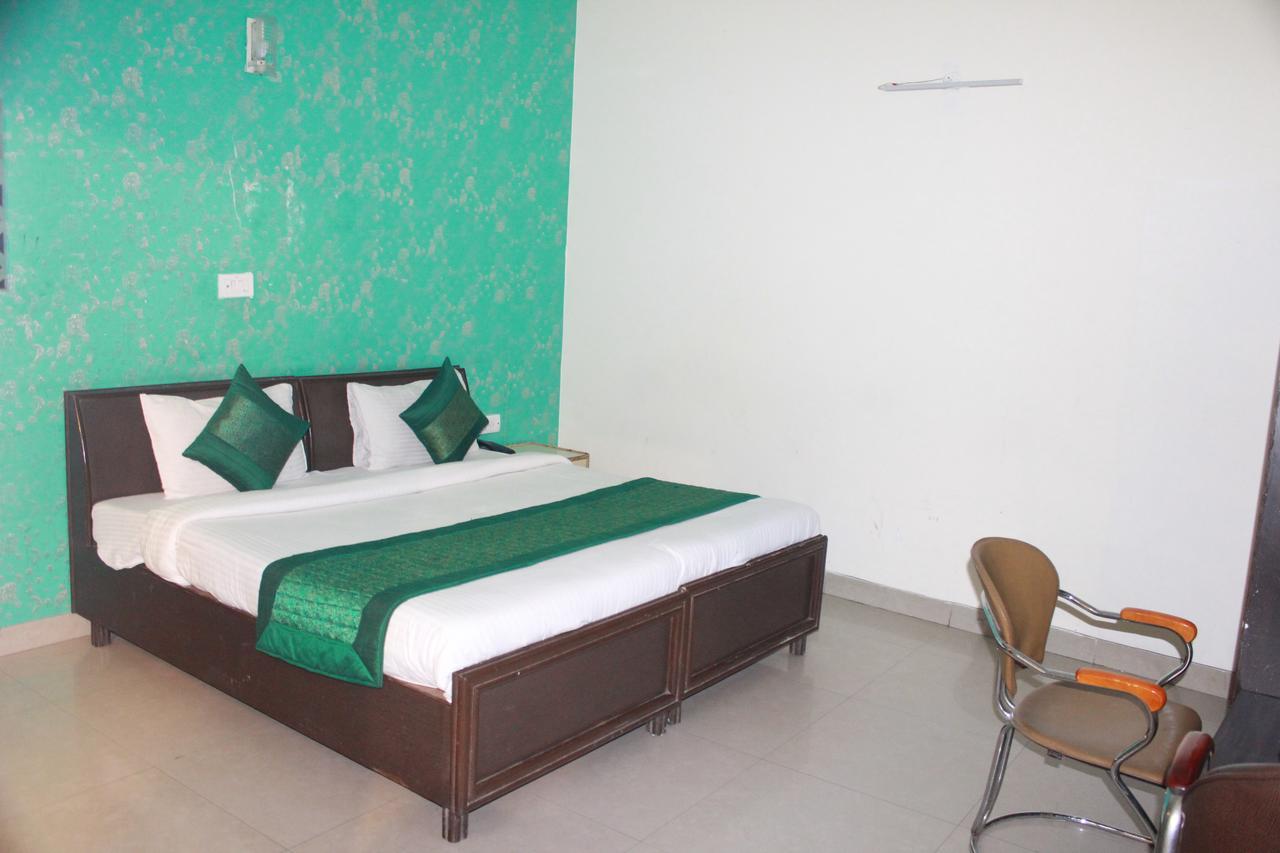 Hotel Smart Plaza Нью-Дели Экстерьер фото