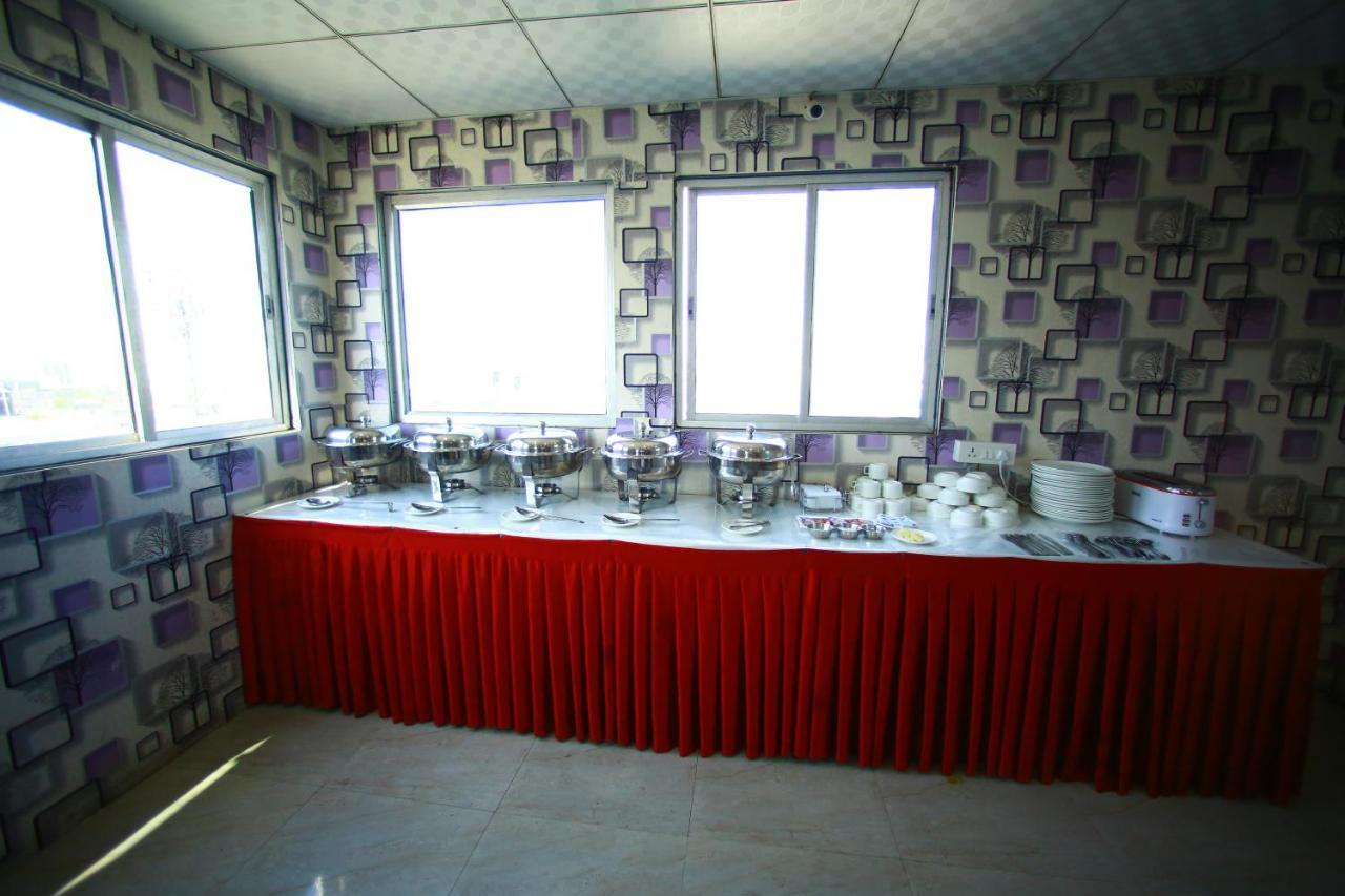 Hotel Smart Plaza Нью-Дели Экстерьер фото