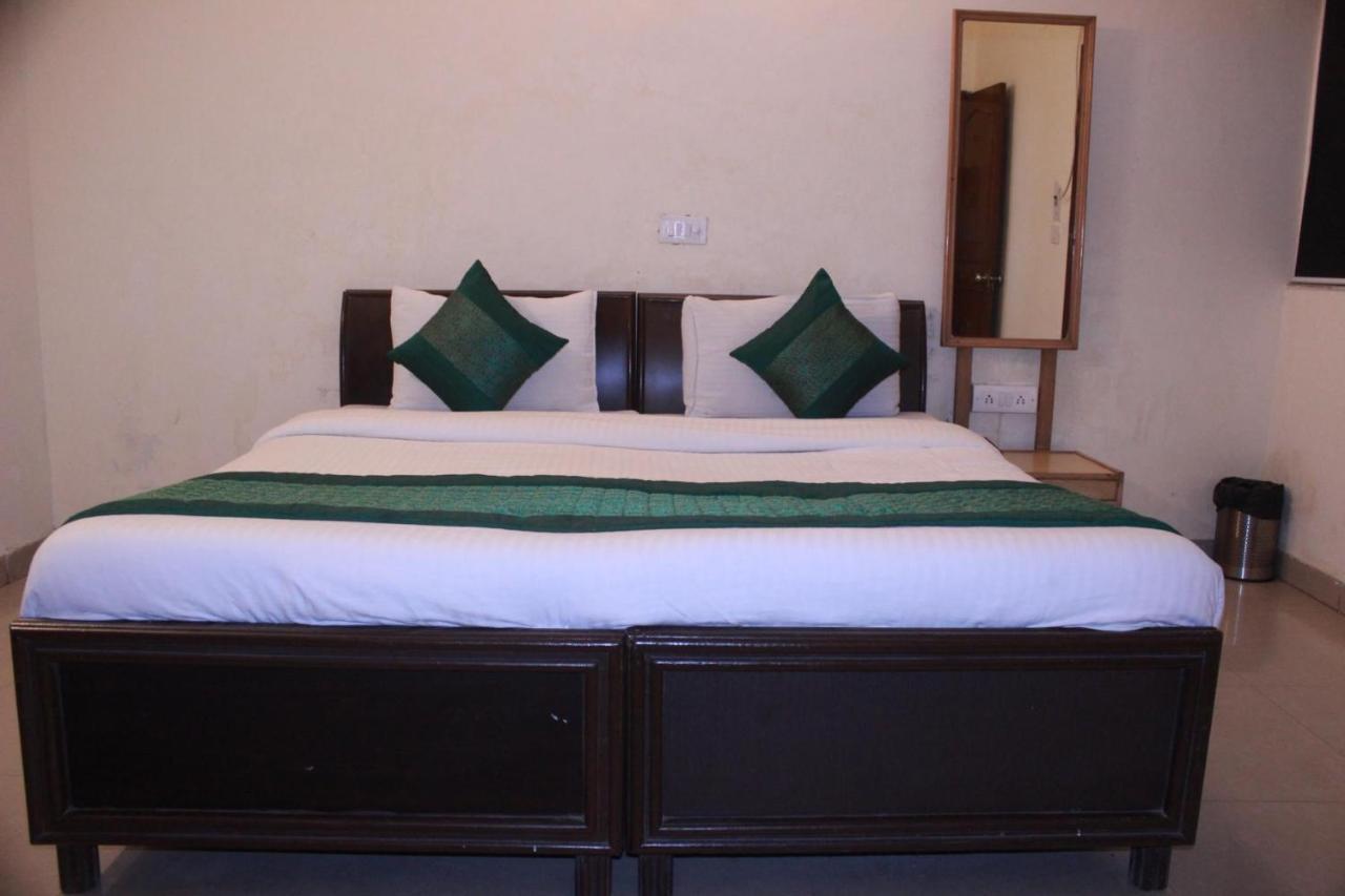 Hotel Smart Plaza Нью-Дели Экстерьер фото