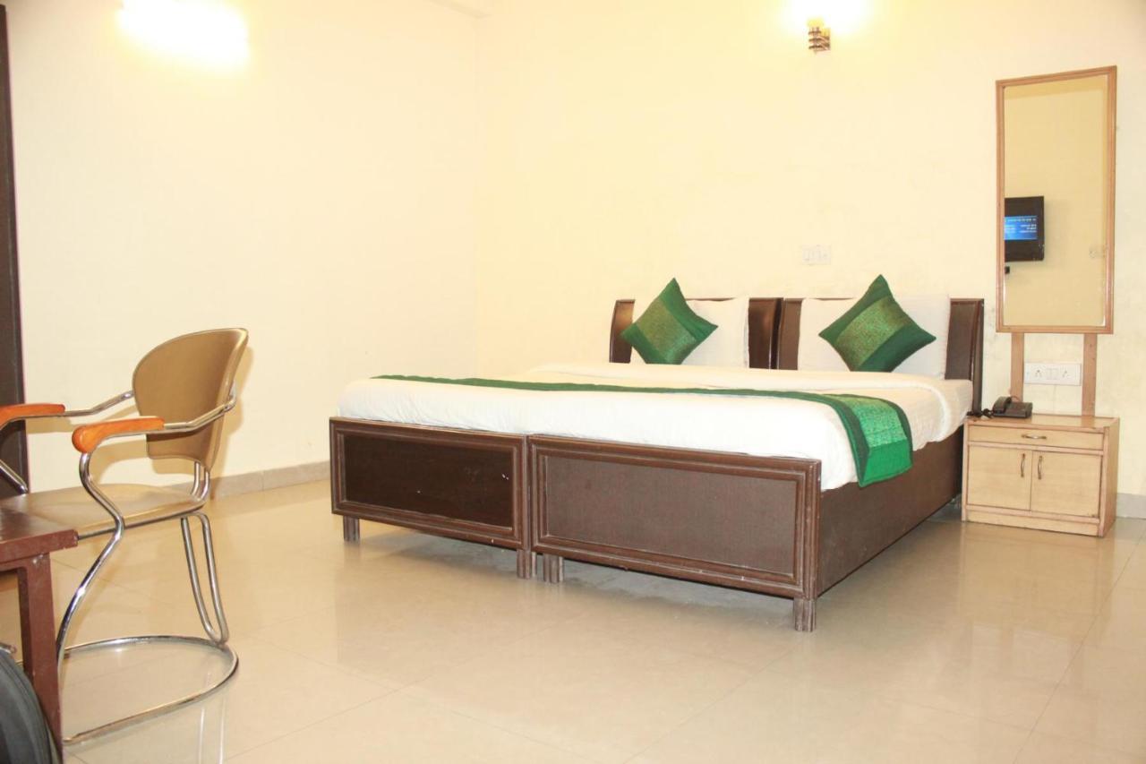 Hotel Smart Plaza Нью-Дели Экстерьер фото
