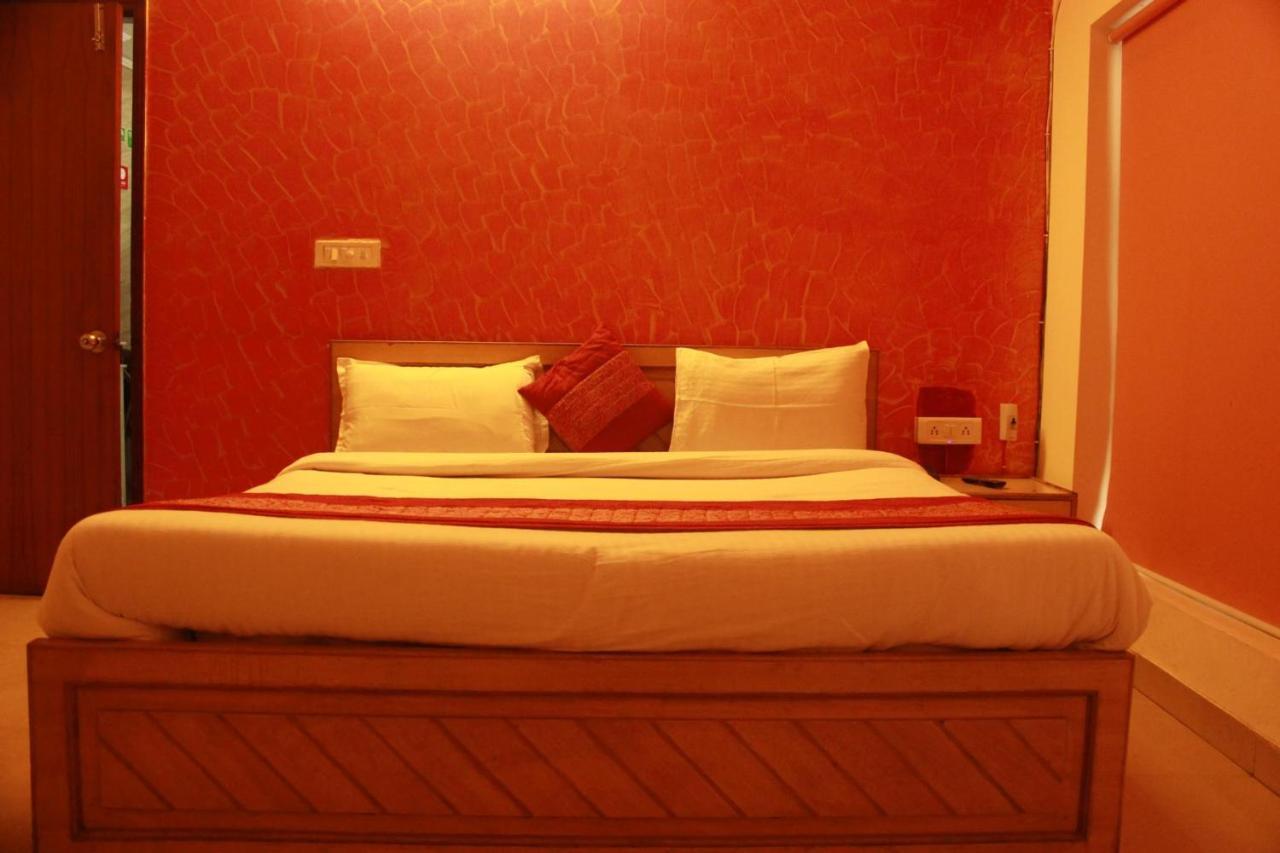 Hotel Smart Plaza Нью-Дели Экстерьер фото