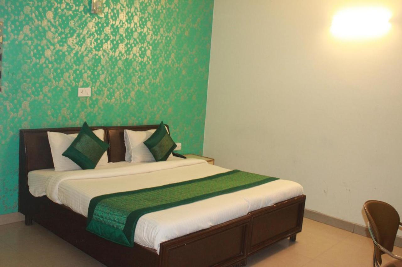 Hotel Smart Plaza Нью-Дели Экстерьер фото