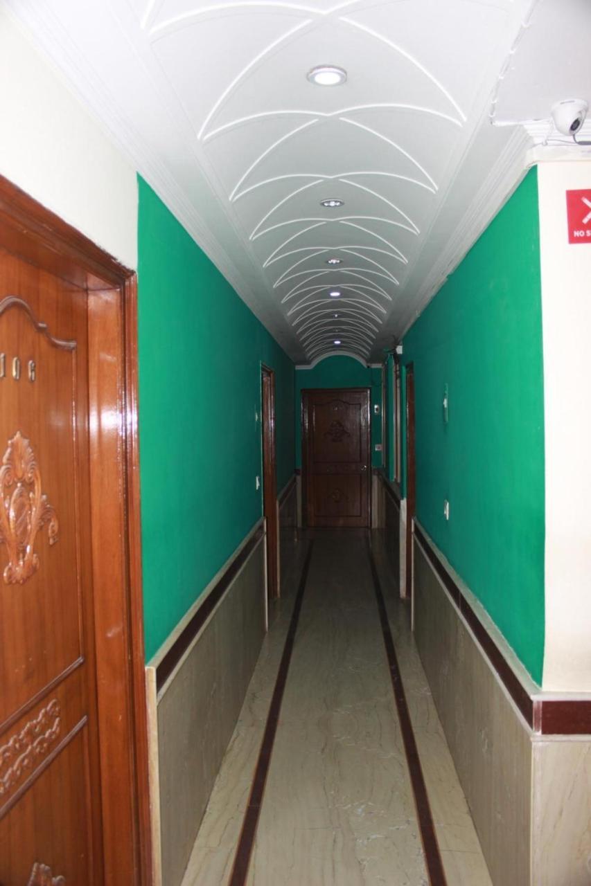 Hotel Smart Plaza Нью-Дели Экстерьер фото