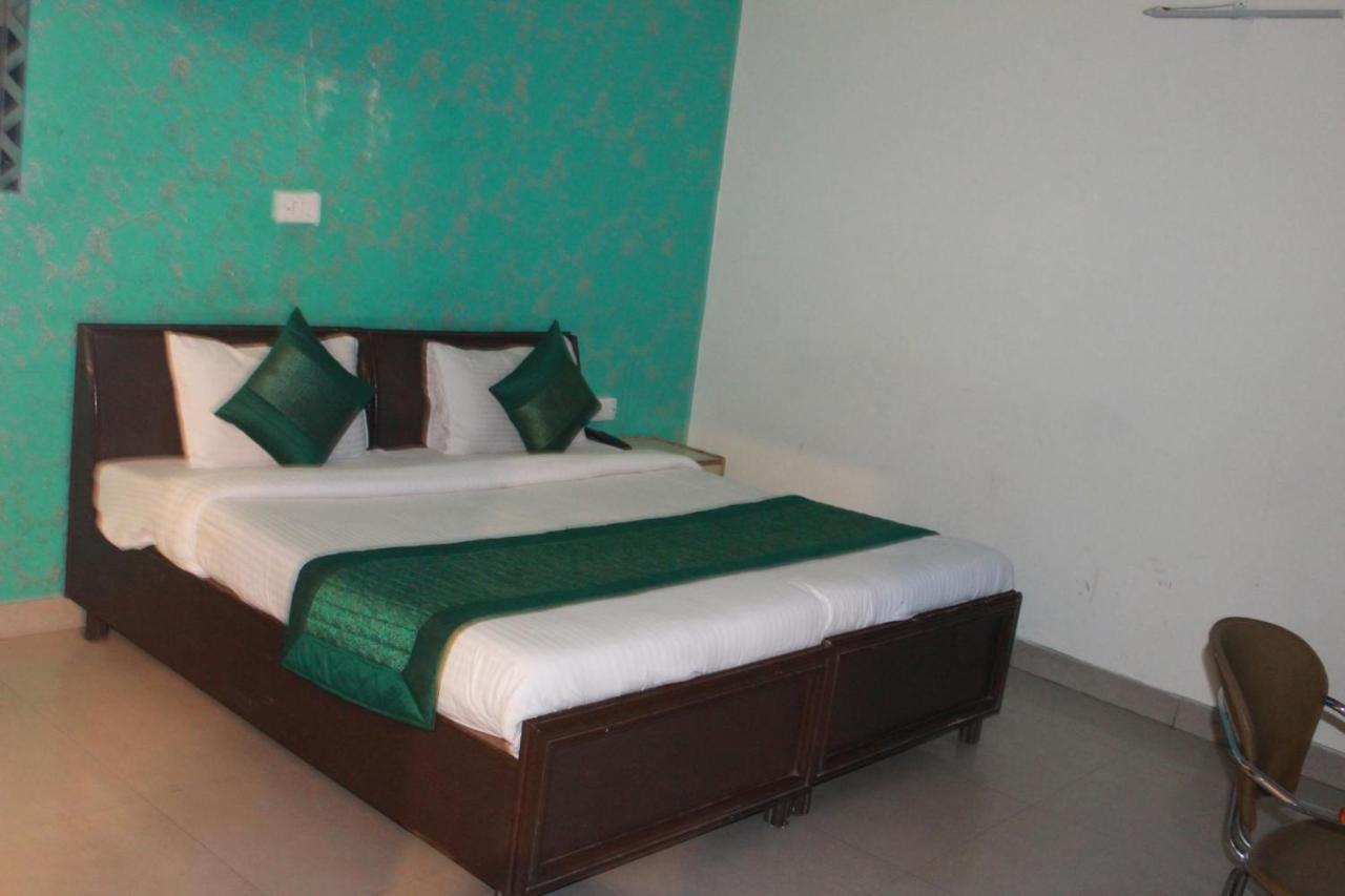 Hotel Smart Plaza Нью-Дели Экстерьер фото