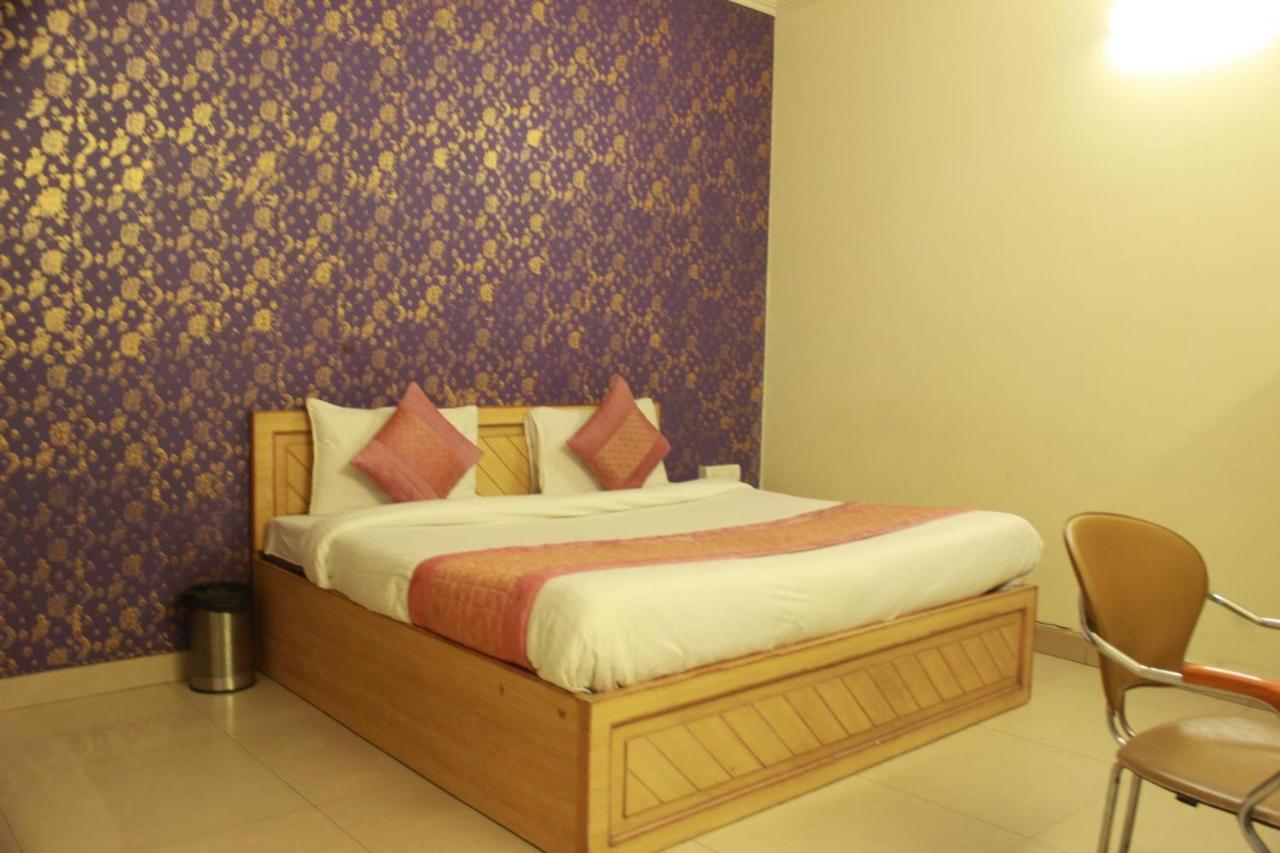Hotel Smart Plaza Нью-Дели Экстерьер фото